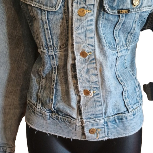VINTAGE/ retro distressed Lee jean jacket. See measurements. Couple stains. - Picture 3 of 16